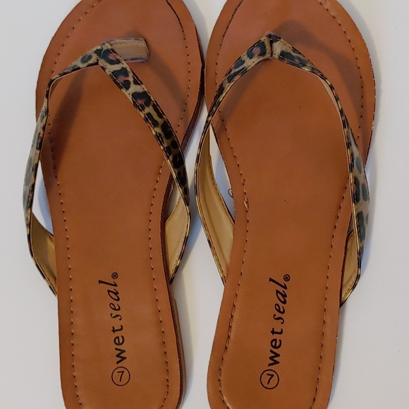 Two pair of Wet Seal flip flops/both size 7 - Picture 5 of 7